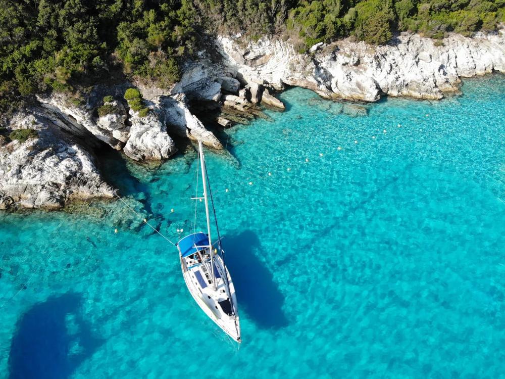 Segelyacht in einer türkisen Bucht aus der Luft